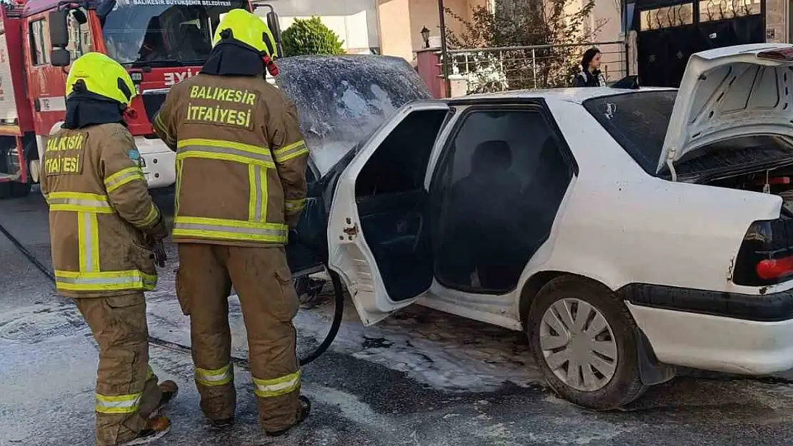 Trafik ışıklarında bekleyen otomobil bir anda alev aldı