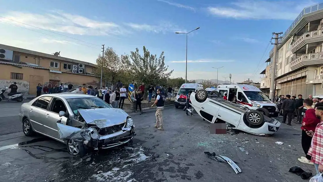 Trafik kazasında ortalık savaş alanına döndü: 1'i ağır 2 yaralı