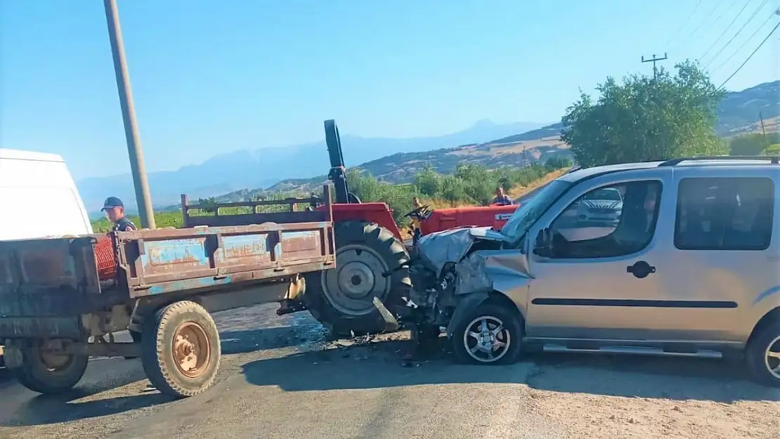 Traktör ile otomobil kafa kafaya çarpıştı: 4 yaralı