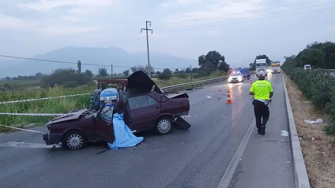 Traktör römorkuna çarpan araç hurdaya döndü: 1 ölü