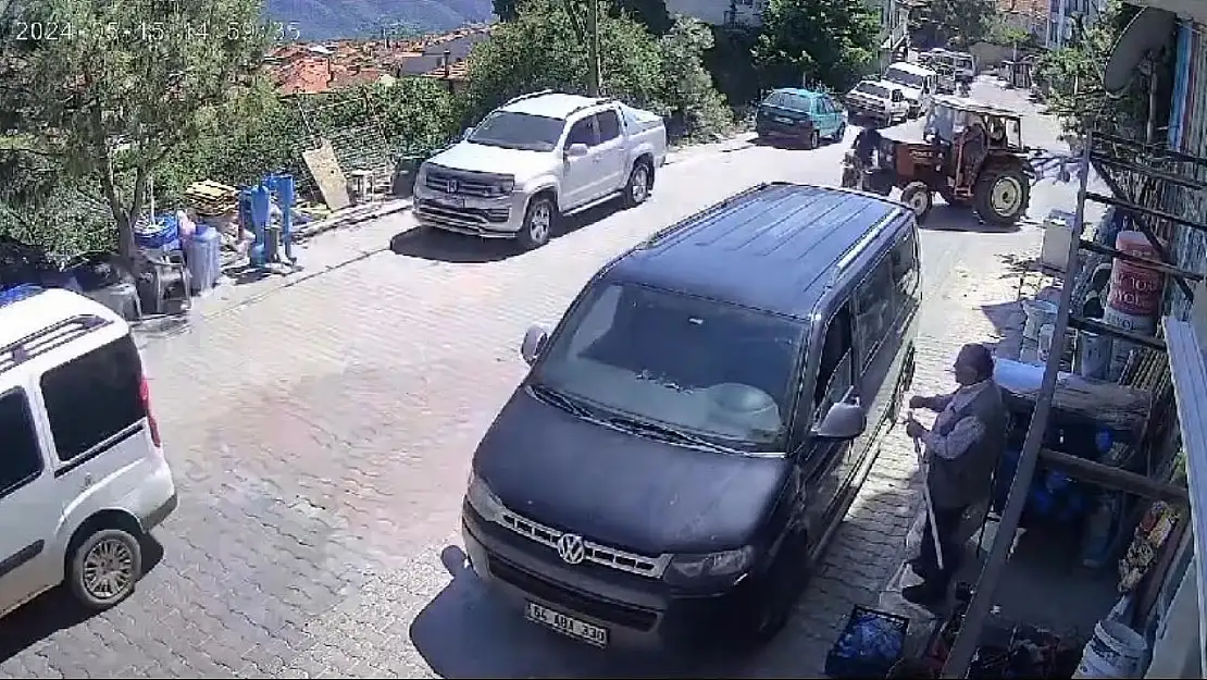 Traktörle kafa kafaya çarpışan motosiklet sürücüsü metrelerce savruldu