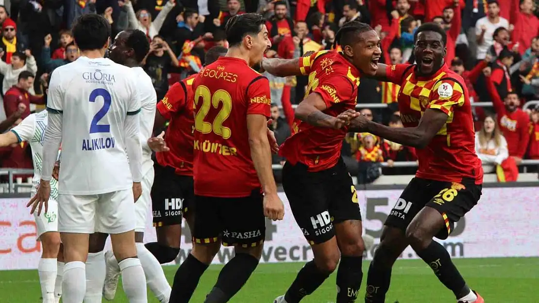 Trendyol Süper Lig: Göztepe: 1 - Çaykur Rizespor: 0 (İlk yarı)