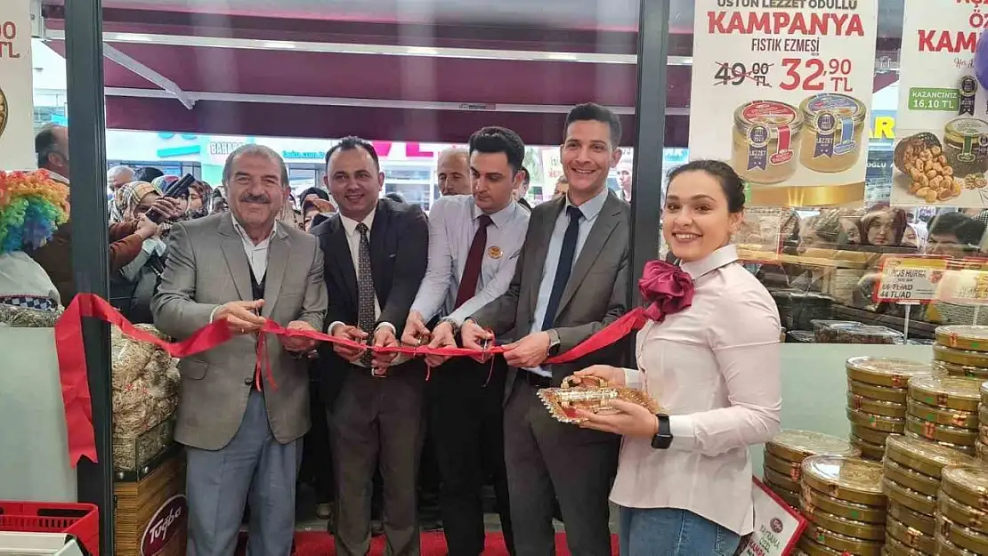 Tuğba Kuruyemiş 105. mağazasını Soma'da açtı
