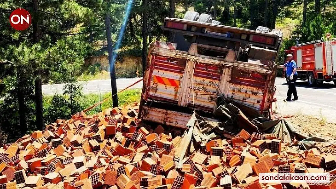 Tuğla yüklü kamyon devrildi: 4 yaralı