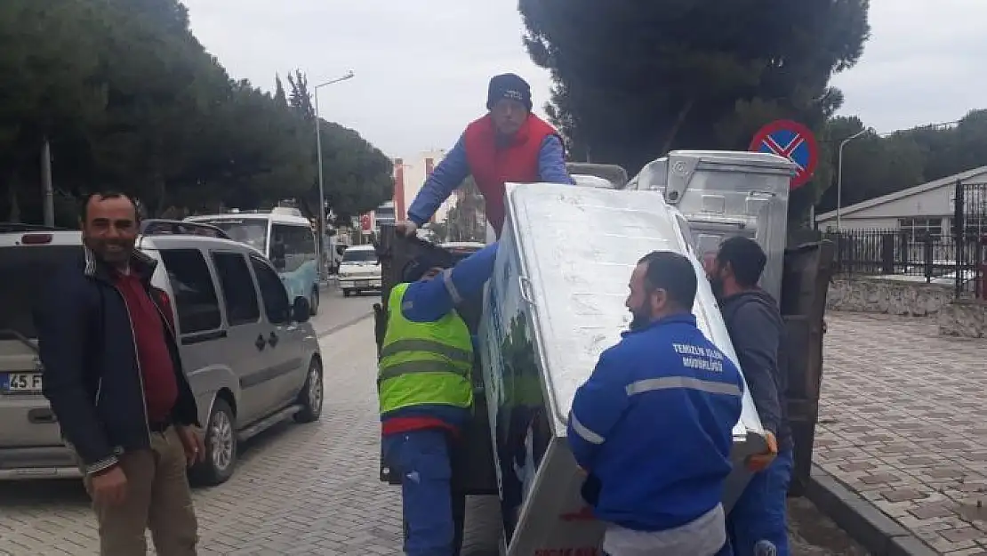 Turgutlu Belediyesi çöp konteynerlerini yeniliyor