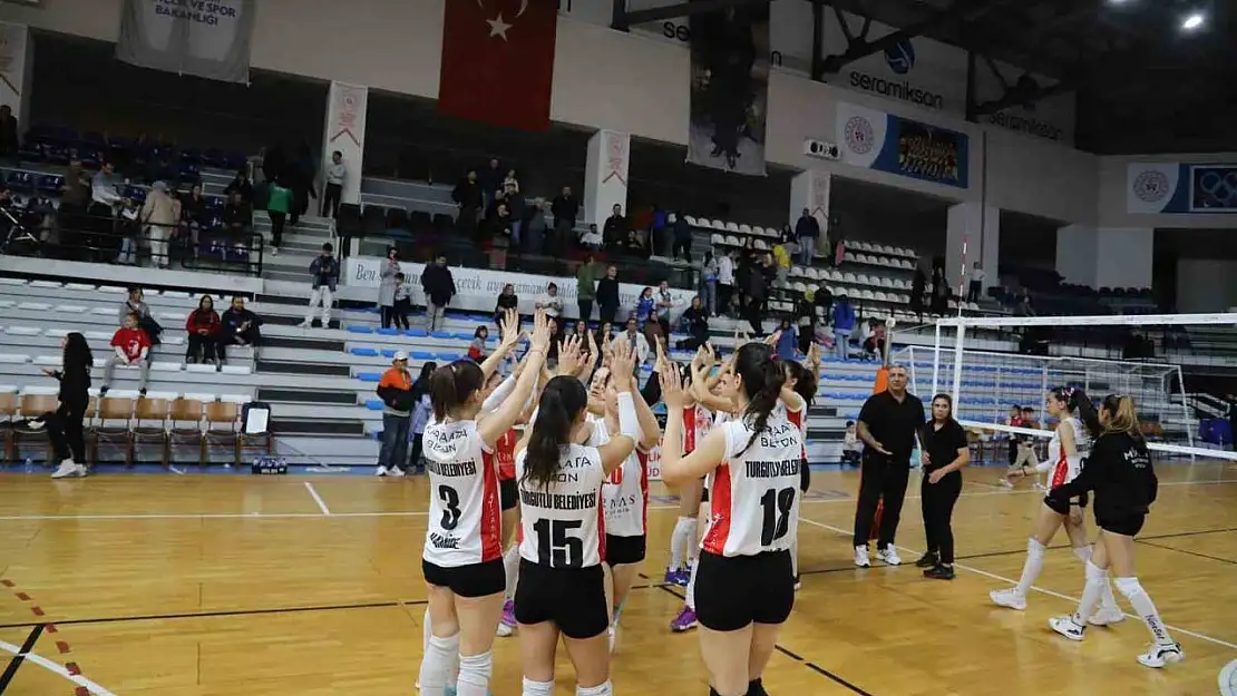 Turgutlu Belediyesi Kadın Voleybol Takımı rakibine geçit vermedi