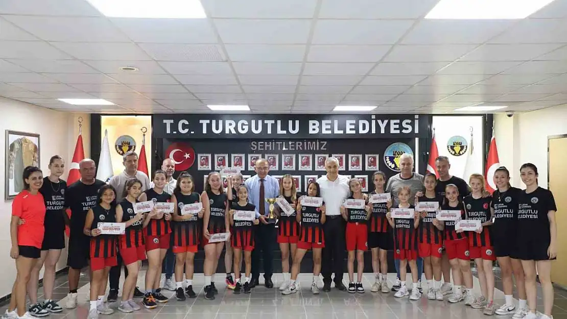 Turgutlu Belediyespor ikincilik kupasını Başkan Akın'la paylaştı