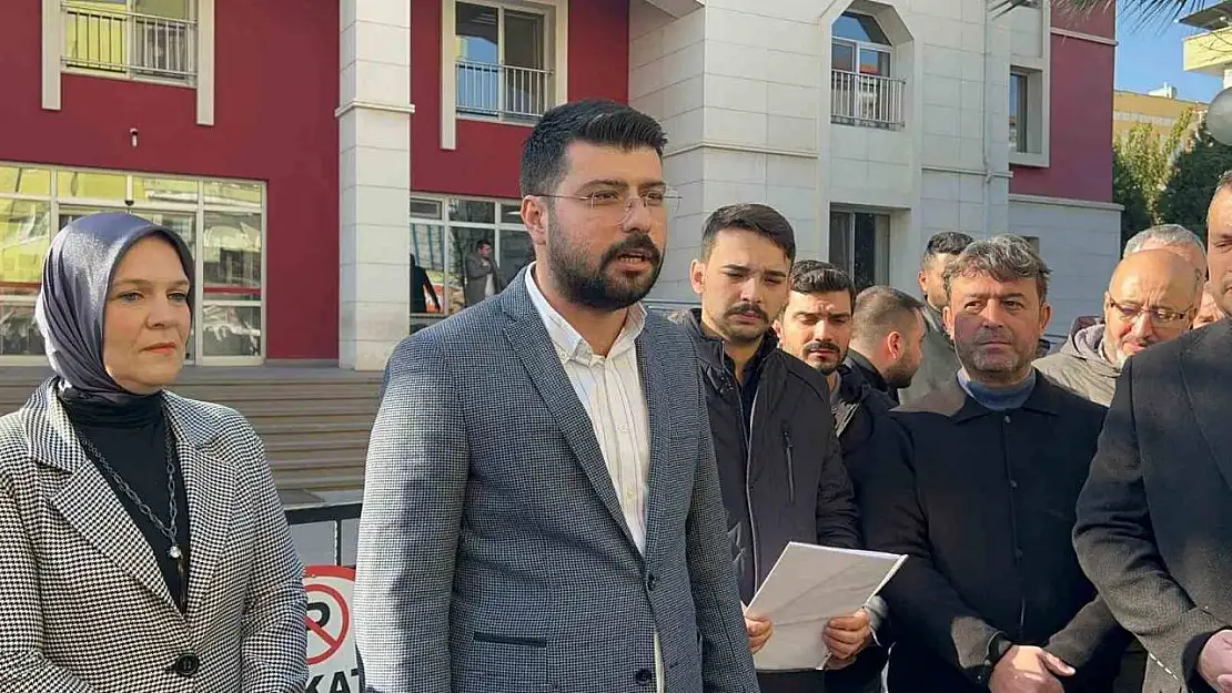 Turgutlu'da AK Parti yeni yönetimi mazbatasını aldı