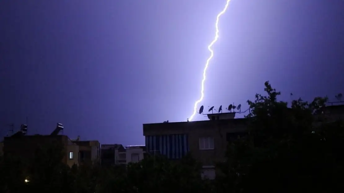 Turgutlu'da çakan şimşekler geceyi aydınlattı