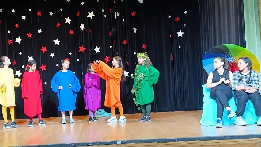 Turgutlu'da çocuk tiyatro ekibinin oyunu büyük beğeni topladı