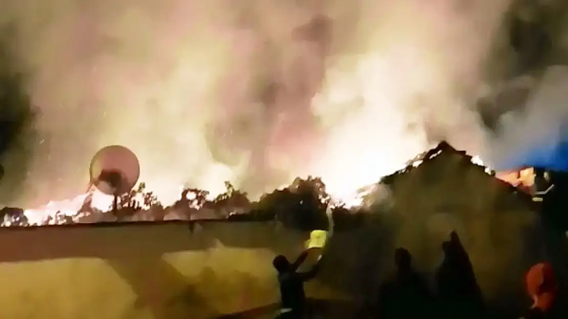 Turgutlu'da ev yangını, komşuları kovalarla su taşıdı