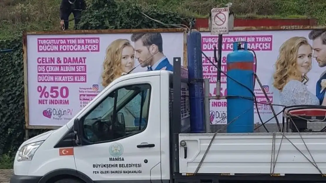 Turgutlu'da kaçak reklam panoları toplatıldı