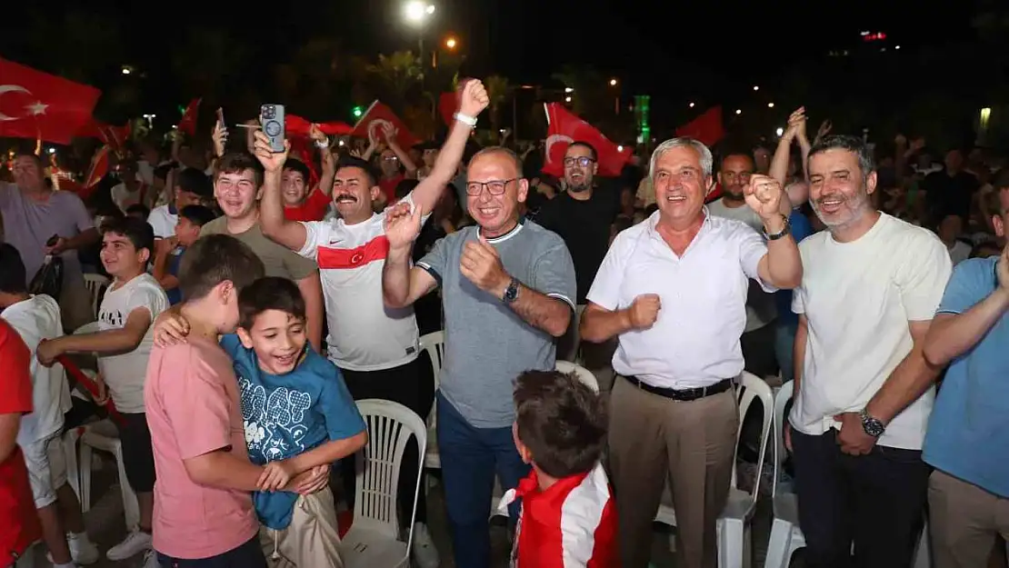 Turgutlu'da milli maç heyecanı dev ekrandan devam ediyor