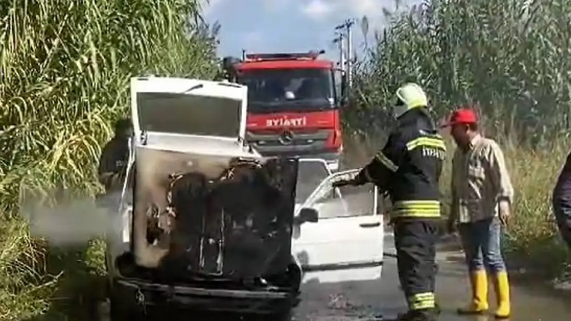 Turgutlu'da seyir halindeki otomobil alev aldı