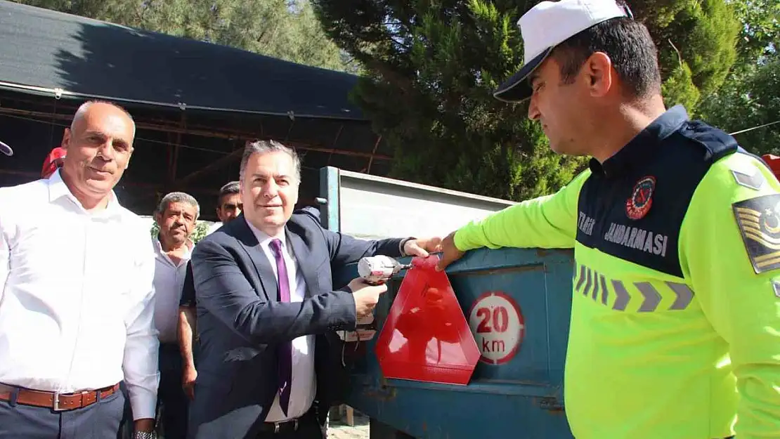 Turgutlu'da traktör sürücülerine reflektör uyarısı yapıldı