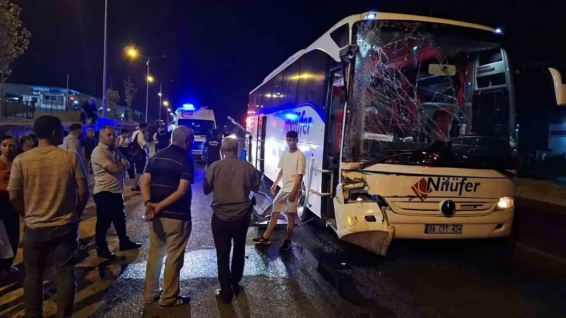 Turgutlu'da yolcu otobüsü TIR'a arkadan çarptı: 3 yaralı