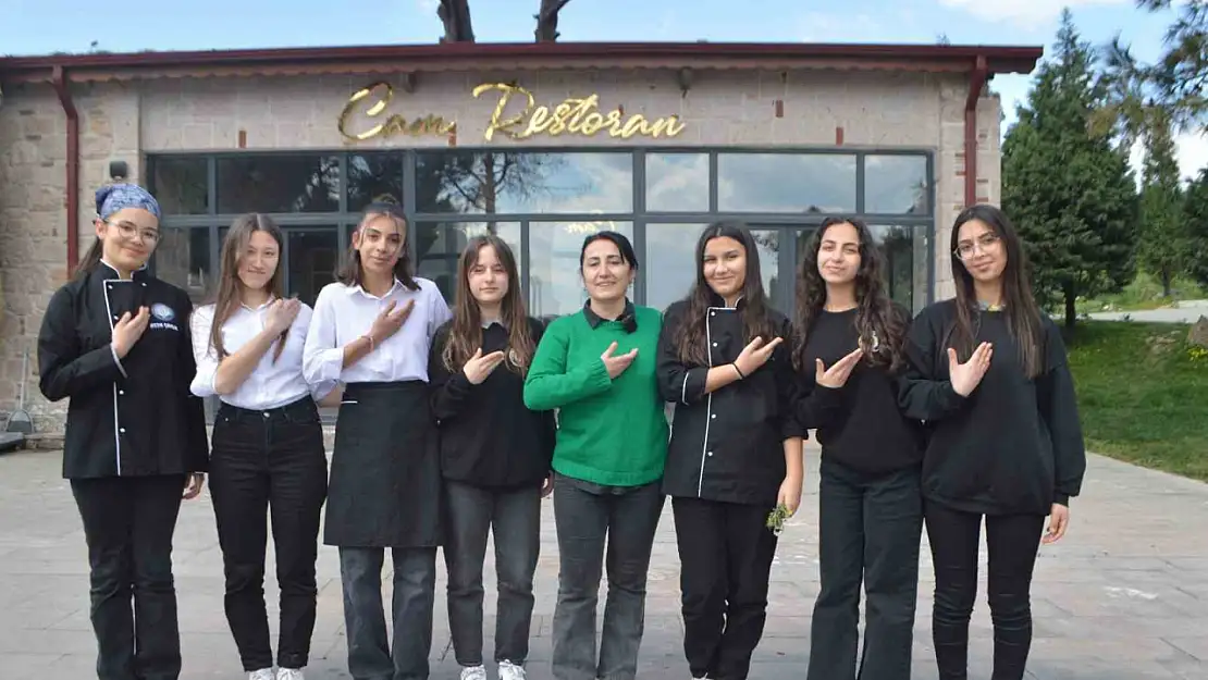 Turizm öğrencileri işitme engelliler için işaret dili öğrendi