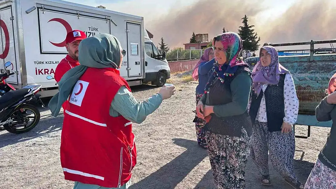 Türk Kızılay, Akhisar'da varandaşlara ve ekiplere desteğe devam ediyor
