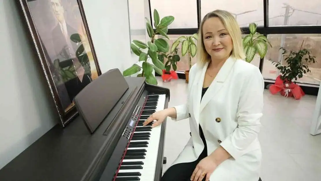 Türk öğrencileri piyano festivaline Özbek öğretmen hazırlıyor