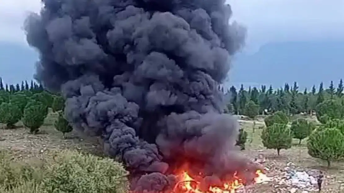 Tutuşturulan kaçak atıklar az daha ormanı yakıyordu