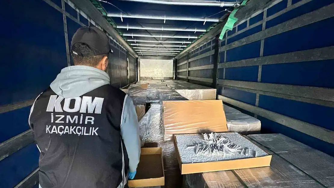 Tuz ruhu kolilerinden 4 milyon liralık kaçak makaron çıktı