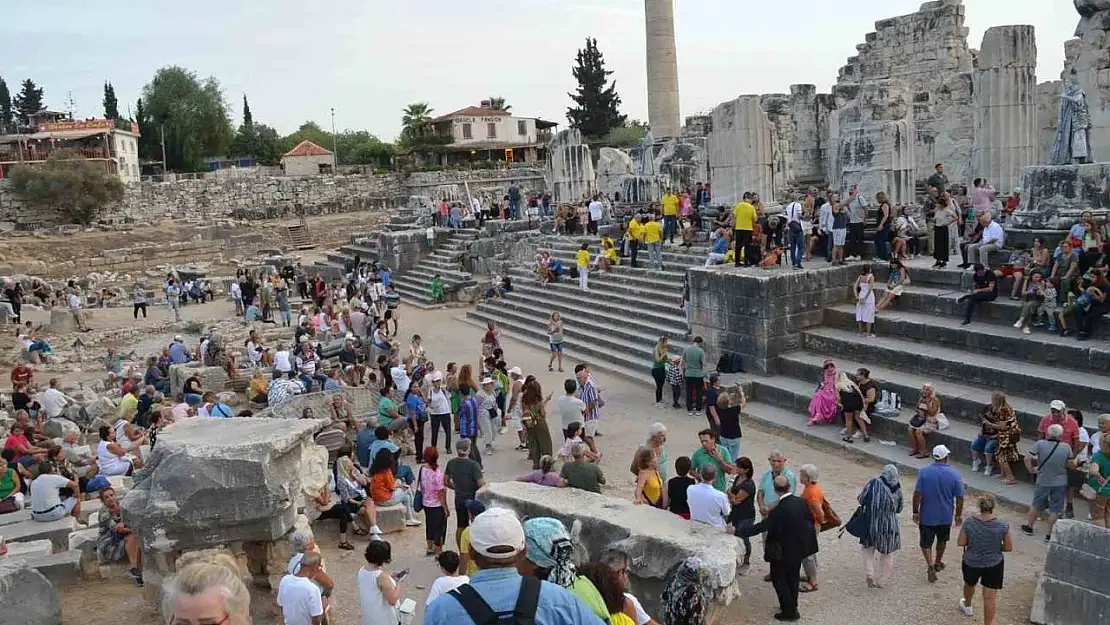 Üç bin kişiyle Apollon Tapınağı'nda 'Toplu Tadım' rekoru denemesi yapıldı