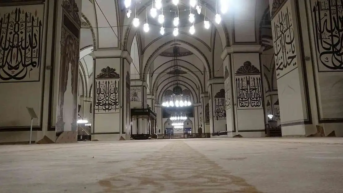 Ulu Cami'nin 12 yıllık halıları değişti