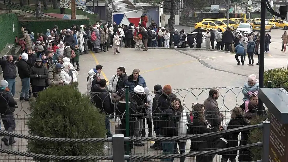 Uludağ'a çıkmak isteyenler metrelerce kuyruk oluşturdu