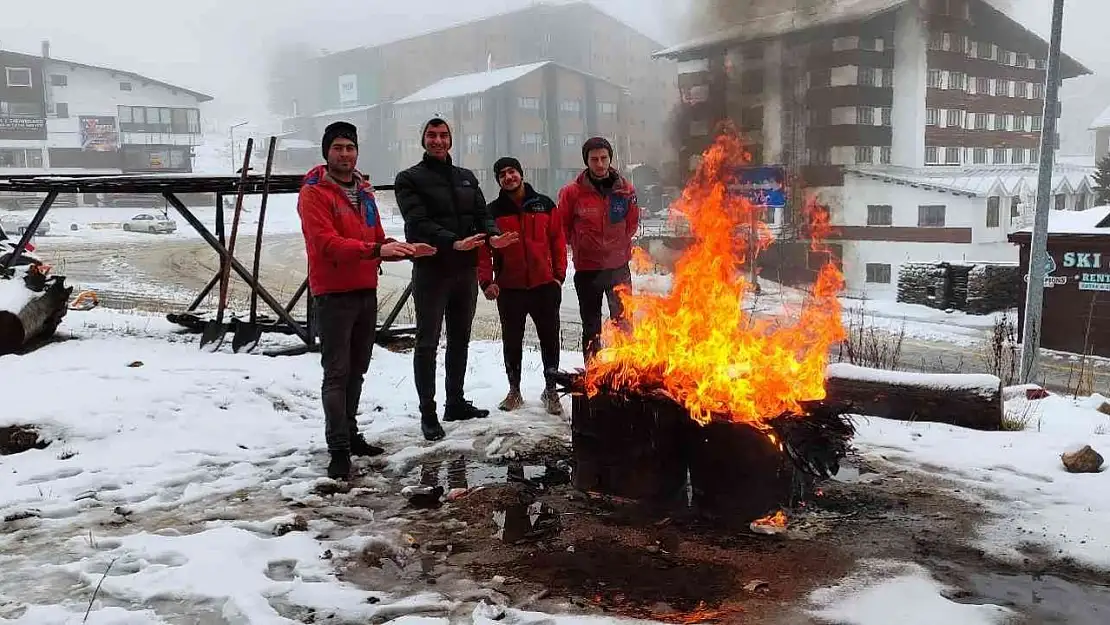 Uludağ beyaz gelinliğini giydi...Ateş yakıp kar topu oynadılar