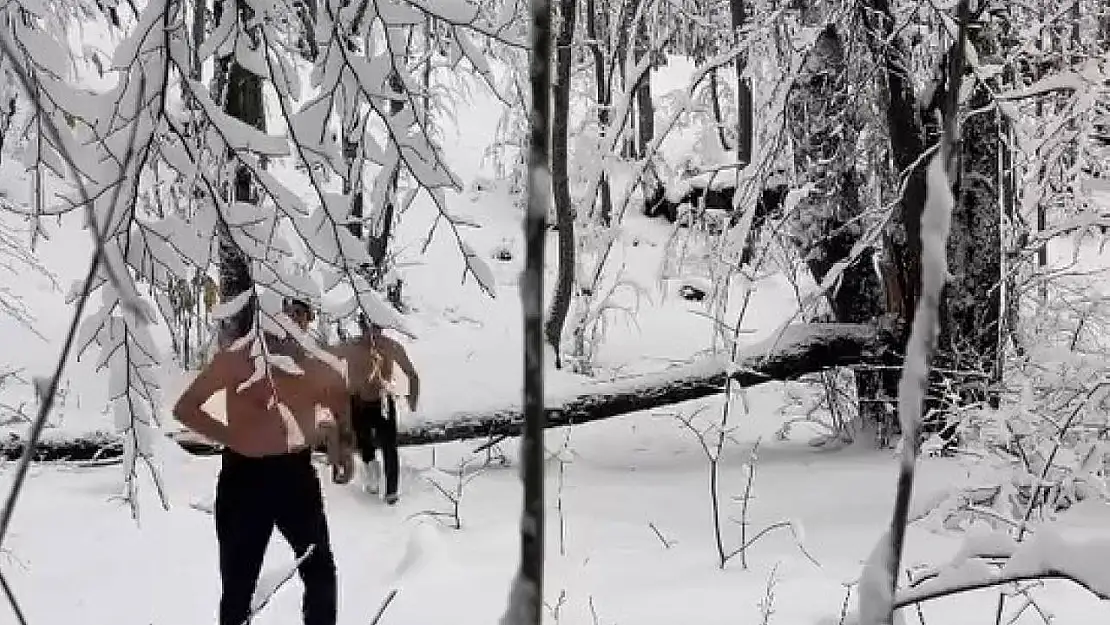 Uludağ'da dondurucu soğukta iki arkadaşın kar banyosu keyfi