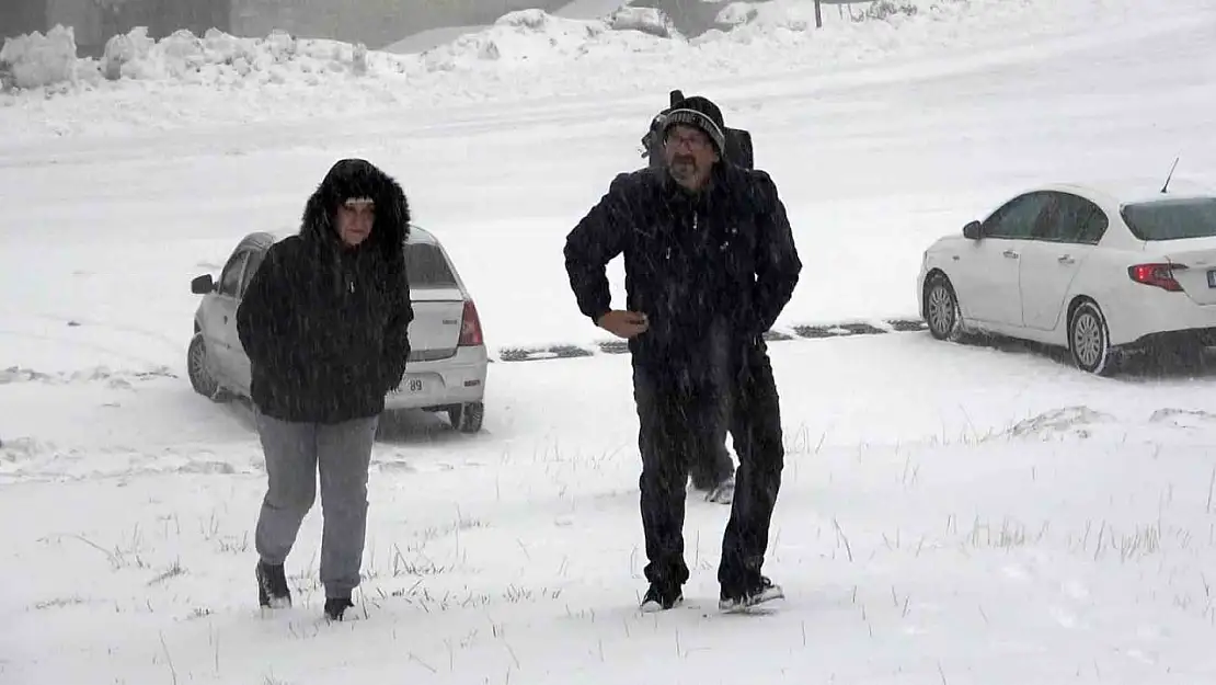 Uludağ'da kar yağışı devam ediyor