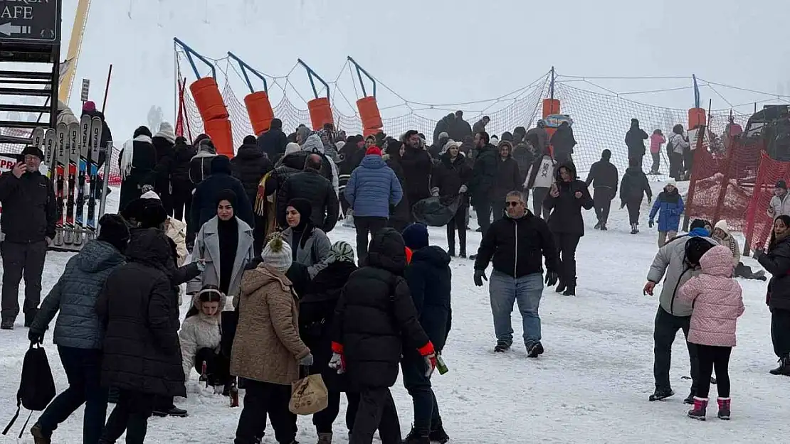 Uludağ'ın zirvesine turist akını