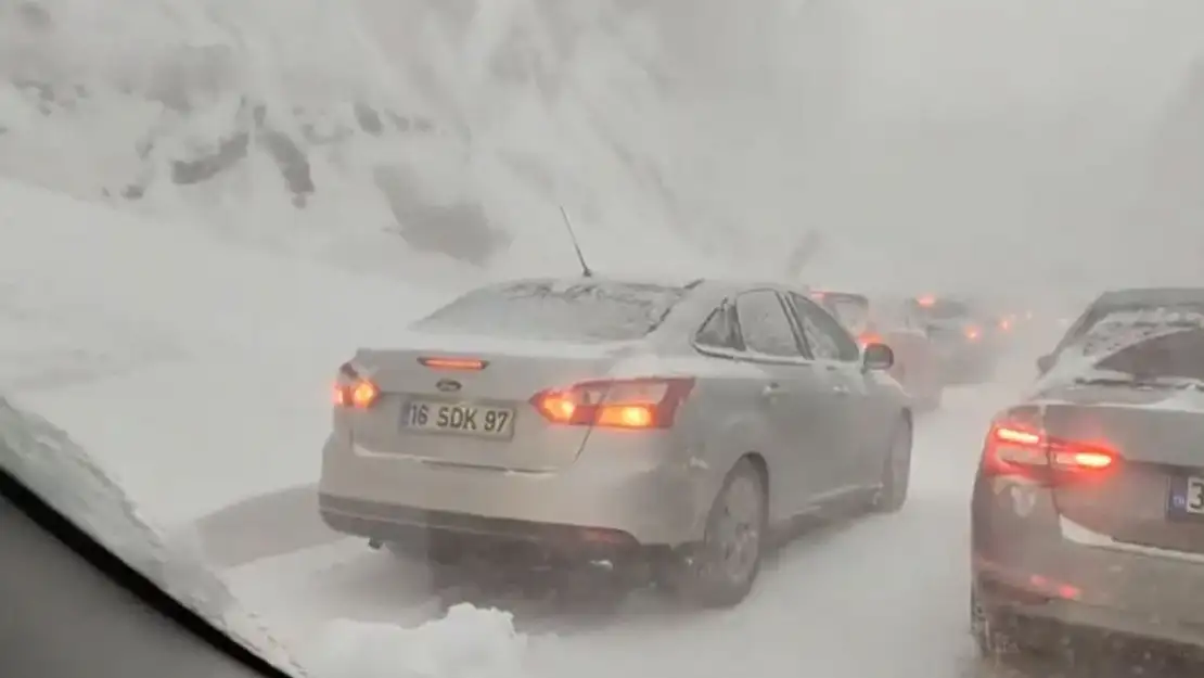 Uludağ yolu kapandı, 25 kilometrelik trafik oluştu