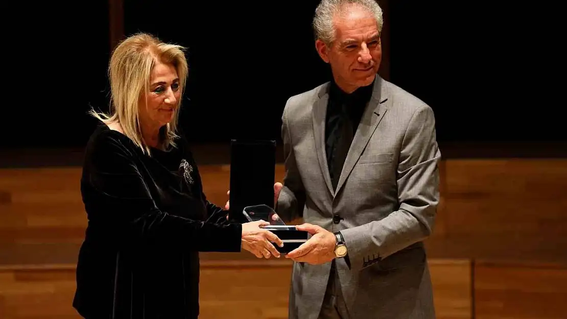 Uluslararası İzmir Festivali açılışında Ege Üniversitesine plaket