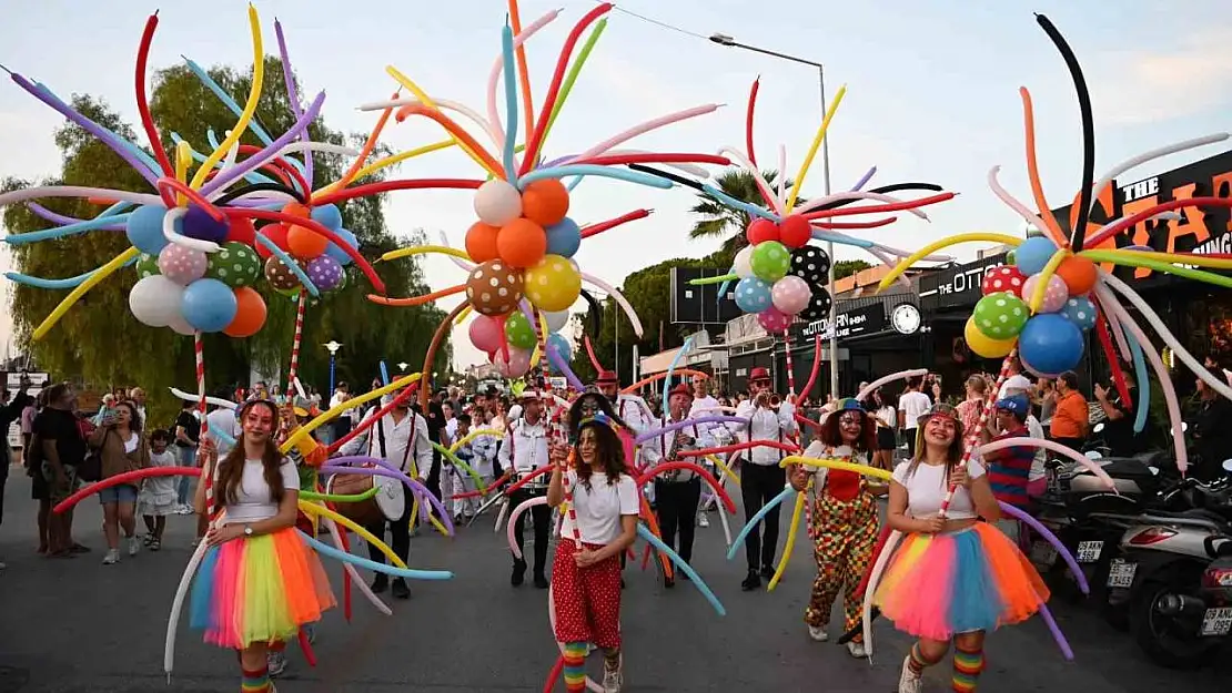 Uluslararası Kuşadası Sokak Festivali'nin açılışı Rio karnavalını aratmadı