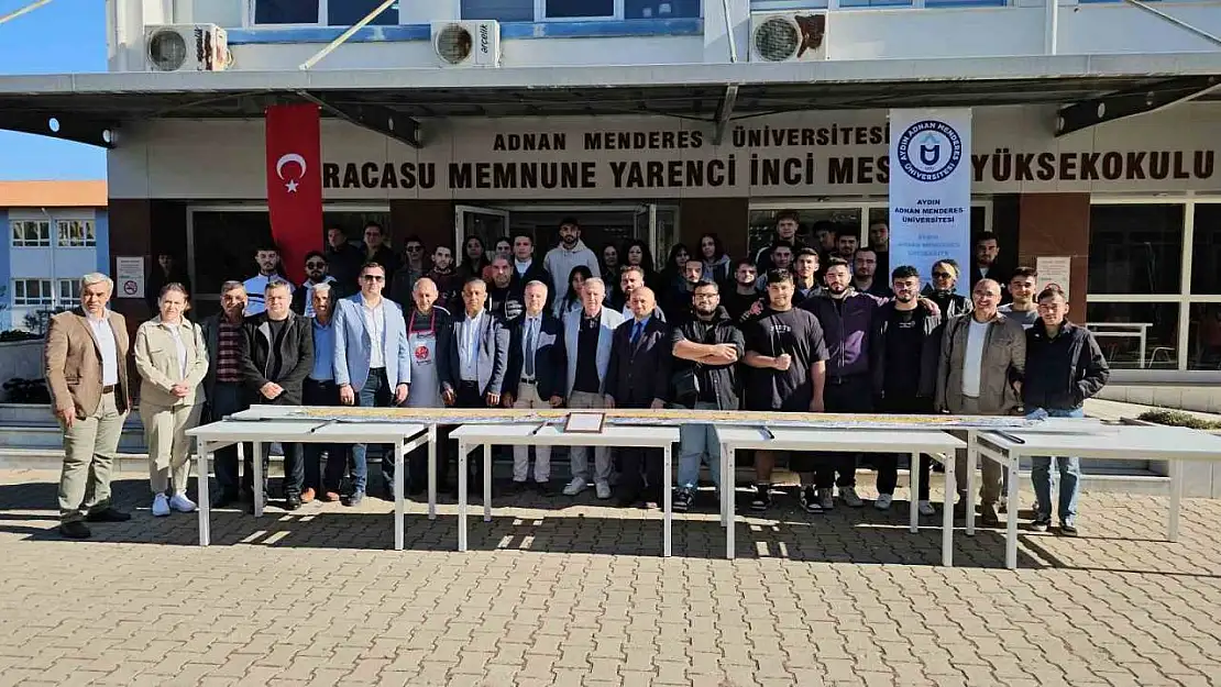 Üniversite heyecanı yaşayan gençlere 6 buçuk metrelik pideyle 'hoş geldiniz' dediler