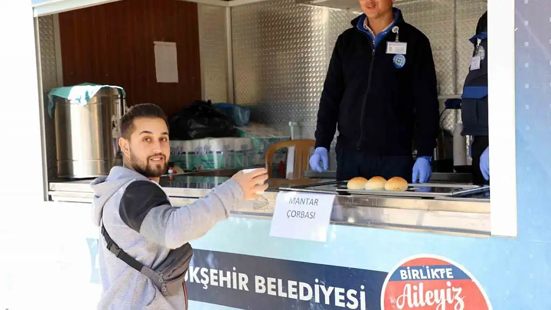 Üniversite öğrencilerine her gün sıcak çorba