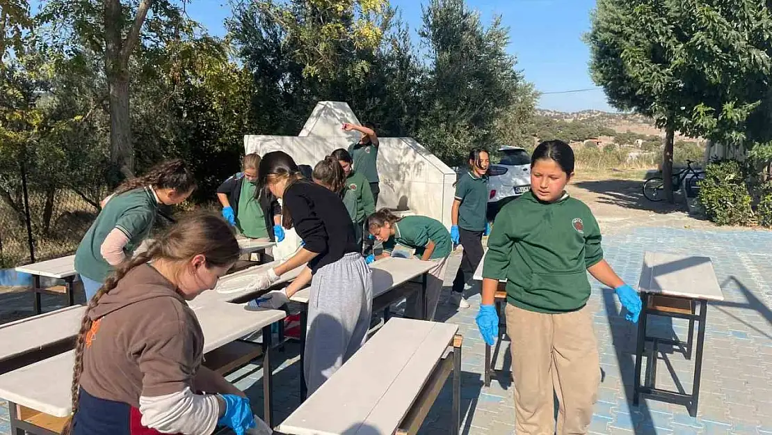 Üniversiteli öğrenciler köy okulunun masalarını yeniledi