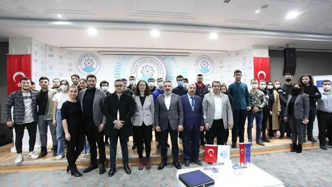 Üniversiteliler, Bursa AB Bilgi Merkezi ile sosyal medyada dezenformasyonu konuştu
