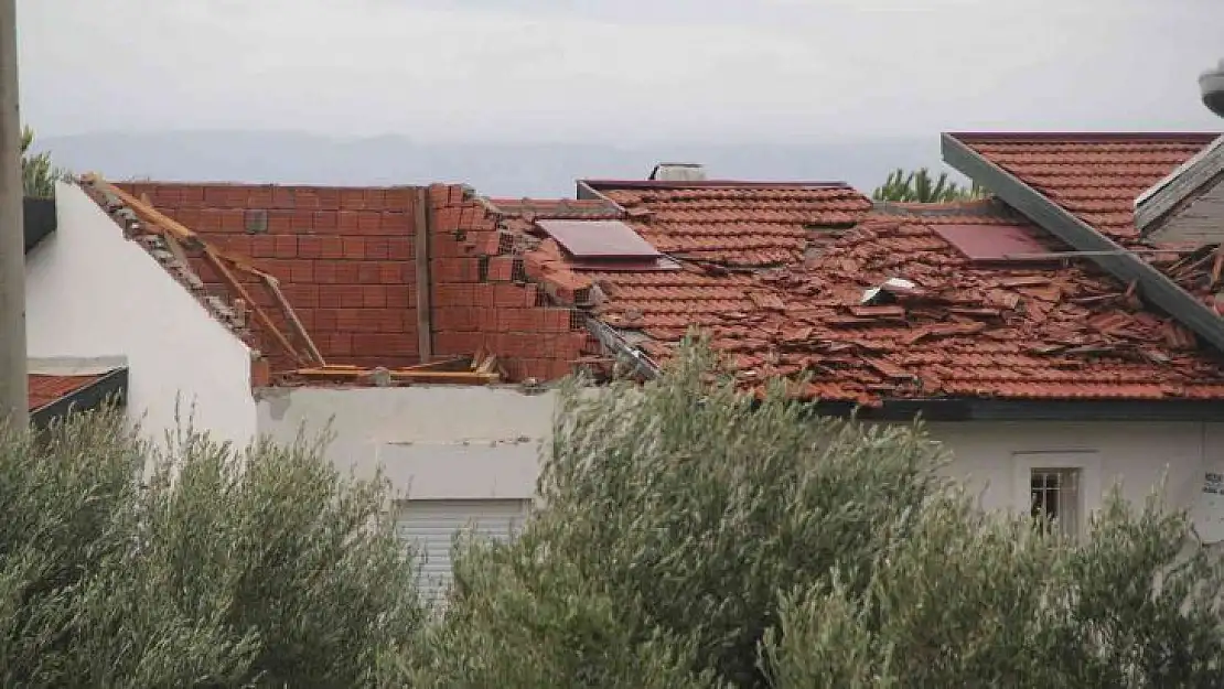 Ünlü tatil merkezi Çeşme'yi hortum vurdu: 20 evin çatısında hasar var