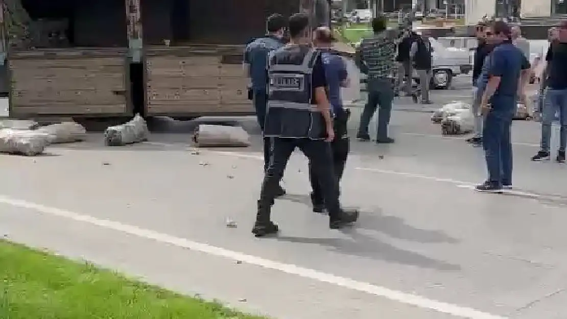 Üreticinin kamyonuyla kendi malını satmasi engellenince eylem yaptı