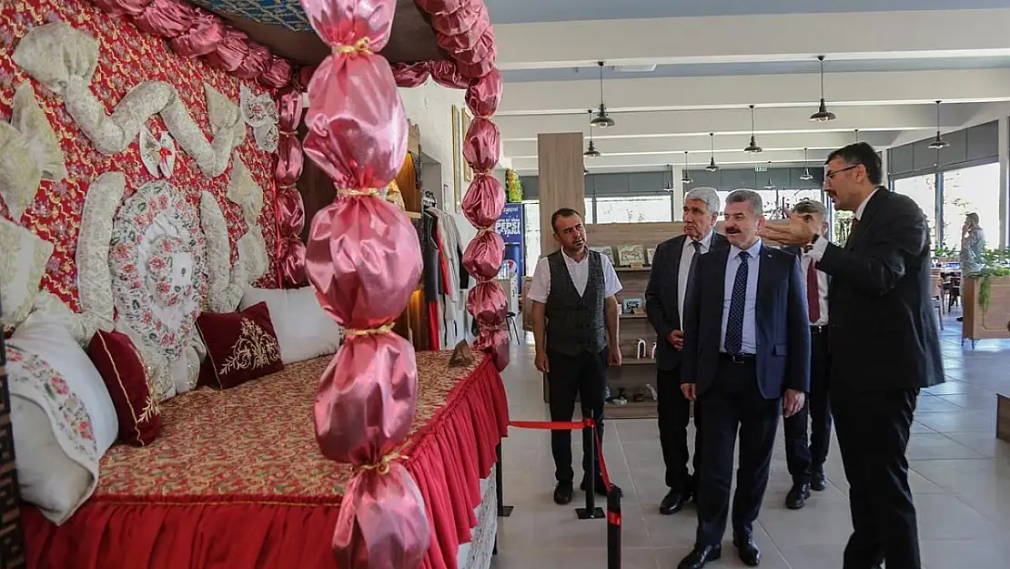 Uşak Valisi, Kütahya'da Frig Çevre ve Medeniyet Tanıtım Merkezi'nde