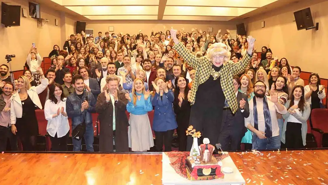 Usta tiyatrocu Göksel Kortay'a adının verildiği sahnede doğum günü sürprizi