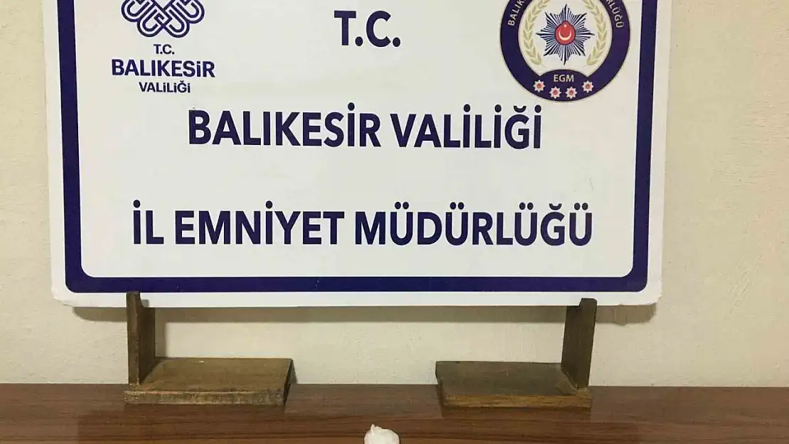 Uyuşturucu kuryesi 2 şahıs Gönen'de yakayı ele verdi