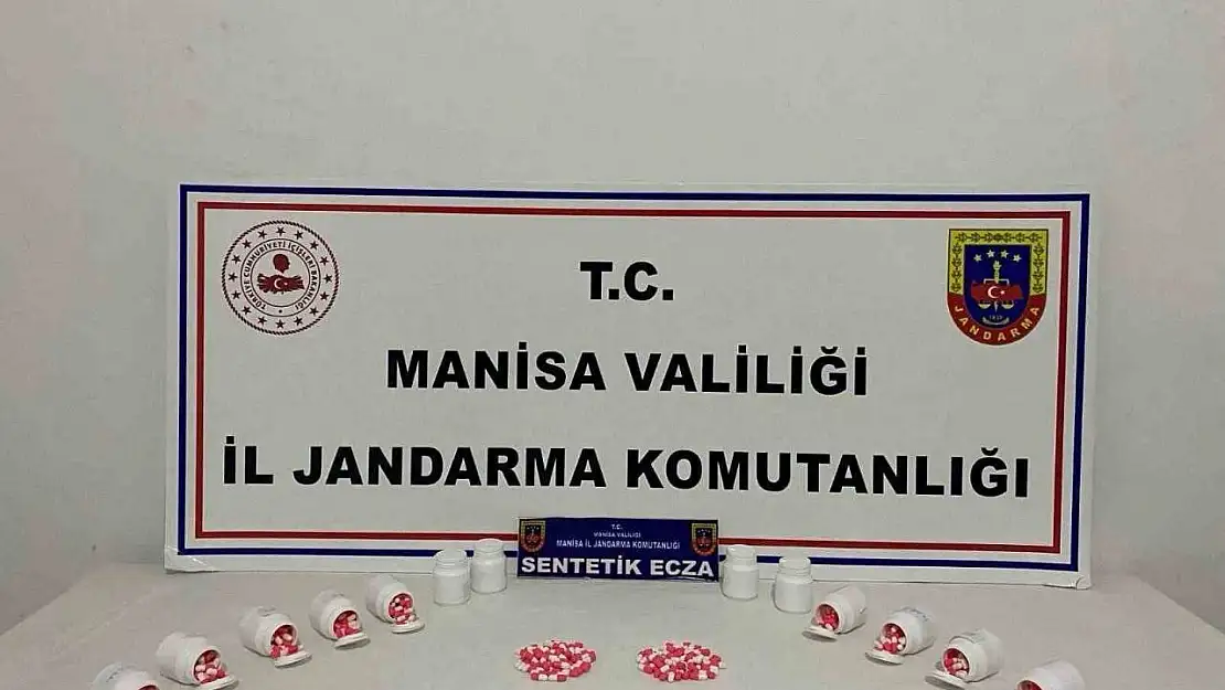 Üzerinde yüzlerce sentetik ecza hapı ele geçirildi