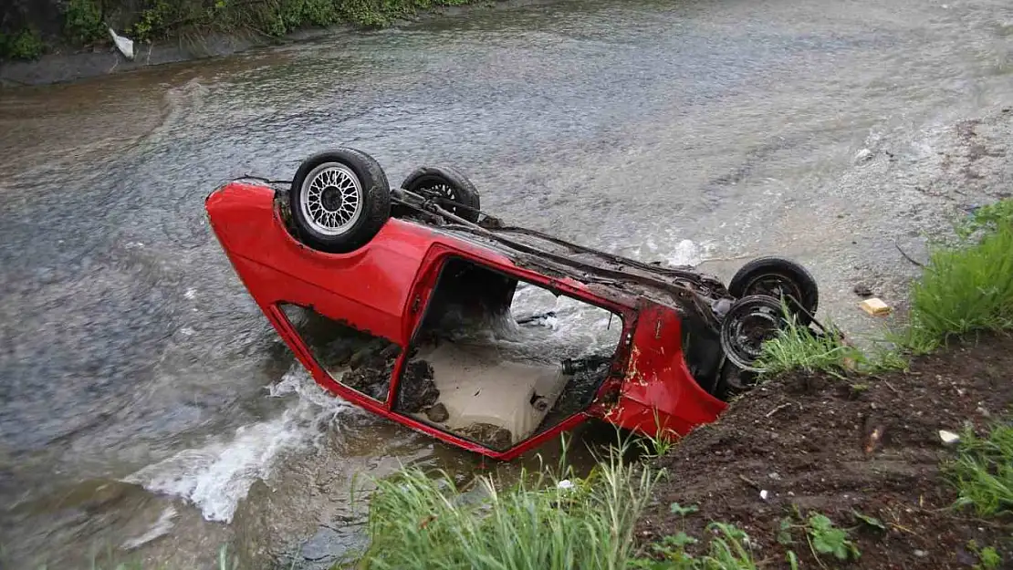 Uzun süredir park halindeki otomobili dereye attılar