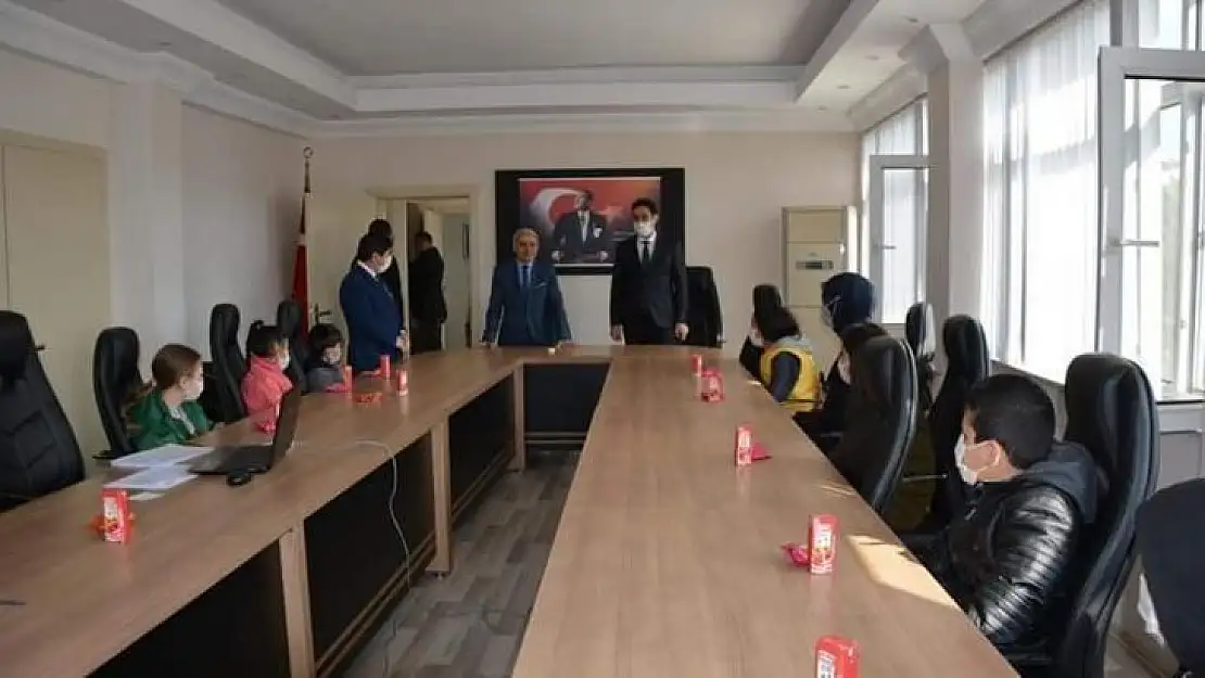 Vakıflar Bölge Müdürlüğünden Selendili öğrencilere tablet