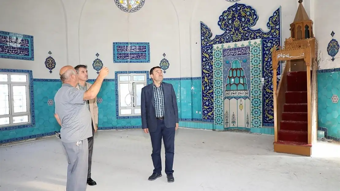 Vali Işın, 5 yıldır ibadete kapalı olan Çinili Camiinde incelemelerde bulundu