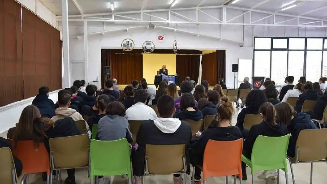 Vali Karadeniz öğrencilerle söyleşiye katıldı