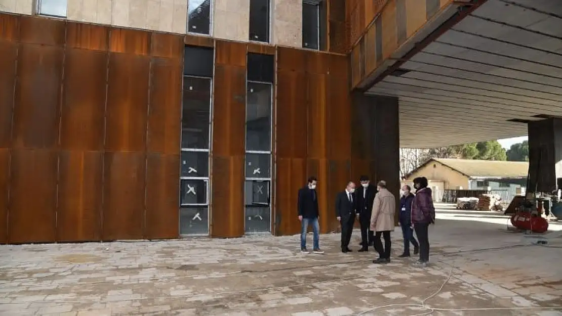 Vali Karadeniz, yeni Manisa Müzesinde incelemelerde bulundu